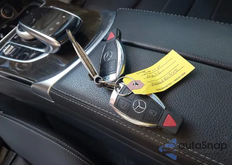 2017 Mercedes-Benz C 300 4Matic z USA, uszkodzony, nr VIN WDDWJ4KB0HF385846